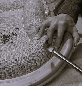 Étape du rabattage du dossier - fixation de la toile forte