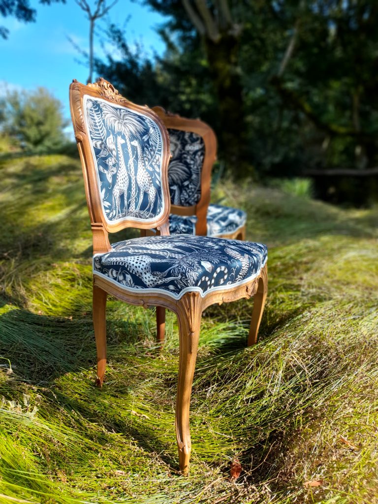 Paire de chaises Louis XV XIXème tissu Kruger Navy Clarke&Clarke